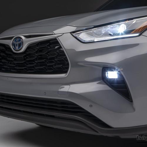  2022 Toyota Highlander XLE Hybrid AWD Bronze Edition 